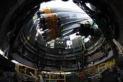 Pohled do startovního stolu při zvedání rakety Sojuz-FG