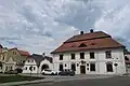 Severní část náměstí s informačním centrem a budovou barokního děkanství