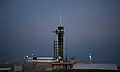 Vývoz rakety Falcon 9 s lodí Crew Dragon na startovací rampu.