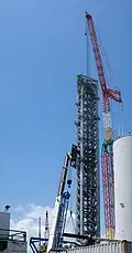 Integrační věž během výstavby na kosmodromu ve Starbase
