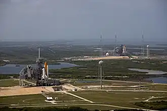 Raketoplány Atlantis a Endeavour na rampách LC-39A a LC-39B