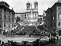 Univerzitní strom se nachází na náměstí podobající se Piazza di Spagna v Římě.