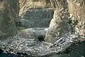 Odtokový tunel na západním břehu.
