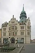 Spořitelna a muzeum v Novém Bydžově – pohled z náměstí