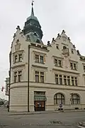 Spořitelna a muzeum v Novém Bydžově – pohled z ulice Boženy Němcové