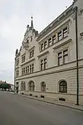 Spořitelna a muzeum v Novém Bydžově – pohled z ulice Boženy Němcové