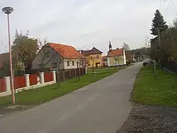 Průhled po hlavní ulici Spojilu k severovýchodu