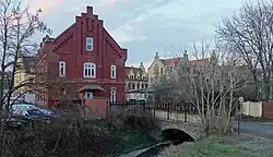 Někdejší zaměstnanecká kolonie Spolku, přelom 19. a 20.století. Vlevo a v pozadí mistrovské domy, vpravo Asylhaus