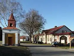 náves s kaplí