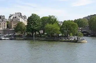 Square du Vert-Galant od Louvru