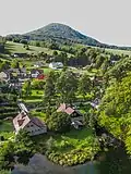 Srbská Kamenice z vyhlídky nad jezírkem, v pozadí Růžovský vrch