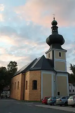 Na první pohled zaujme výrazná báň kostela a pokrytí jeho jižní stěny šindelem (na Šumavsku často používaný ochranný prvek staveb)