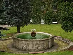 Střížovice, kašna v zahradě továrny.jpg