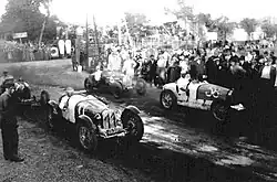 Jan Kubíček (Bugatti T35B, st. č. 11), Zděněk Pohl (Bugatti T51, st. č. 58), ing. J. Hausmann (st. č. 57, Bugatti T37A) a Bruno Sojka (st. č. 6, Bugatti T37A) na startu Stříbrného trianglu (1933)