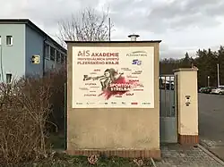 Plakát AIS PK na vrátnici plzeňské střelnice