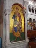 Ikona-mozaika sv. Demetria Soluňského uvnitř mramorového kivotu. Soluň, Řecko