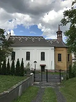 Kostel sv. Valentina v Novosedlicích (pohled z farní zahrady)