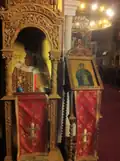 Ikona sv. Řehoře Palama v kivotu. Vedle stojí analoj (analogion). Soluň, Řecko
