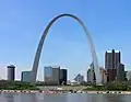 Gateway Arch zobrazený během úvodních titulků