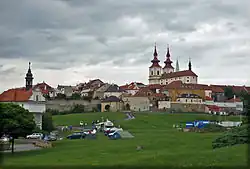 Děkanský kostel Povýšení svatého Kříže v Kadani, v popředí vlevo je kostel Stětí sv. Jana Křtitele
