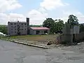 Jihozápadní strana náměstí v roce 2008, nedlouho před vyfotografováním zcela srovnaná se zemí