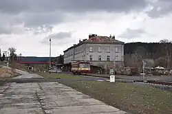Pohled na nádražní budovu v roce 2010