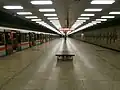 Nástupiště stanice se soupravou metra M1