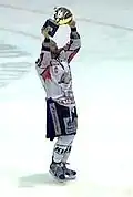 Kapitán Chris Stanley s trofejí pro vítěze Oberligy v sezóně 2012/13.