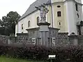 pomník před kostelem