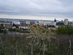 Pohled na nejstarší část, vpravo farní kostel sv. Filipa a Jakuba