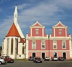 Stará radnice, nalevo kostel svatého Víta