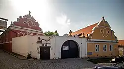 Vjezdová brána a vejminek se špýcharem