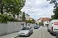 Pohled ze středu ulice směrem k Tvrdého