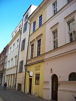 Vchod do galerie z ulice V Kotcích