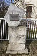 pomník u mostu a školy