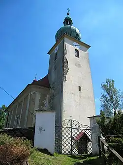 Západní průčelí s hranolovou věží