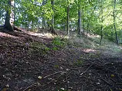 Pozůstatky vnějšího valu dodnes patrné v terénu