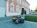Dilo „Sedící postava“; Starý Plzenec, okres Plzeň-město; Masarykovo náměstí (2018)