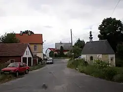 Náves s kapličkou sv. Marie.