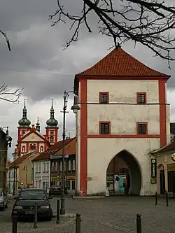 Stará Boleslav – Městská brána, v pozadí kostel Nanebevzetí Panny Marie