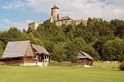 Hrad Stará Ľubovňa z areálu skanzenu