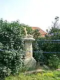 Pozůstatky sochy svatého Isidora ve dvoře Alžbětín. Stav v roce 2005 (v současné době deponováno).