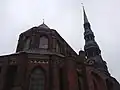 Zadní část kostela a ukazatel větru v podobě svatého Petra