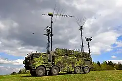 Systém STARKOM na podvozku pancéřovaného automobilu TATRA s rozvinutou sestavou několika antén.
