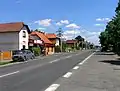 Starokolínská ulice je hlavní silnicí v Újezdě