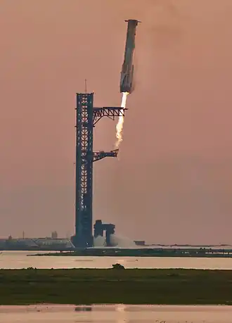 První zachycení Super Heavy hydraulickými rameny přistávací věže, 13. října 2024, let IFT-5, booster B12.