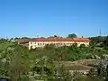 Areál hospodářského dvora s farou (vpravo) ve Starém Kníně (pohled od východu)