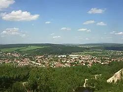 Starý Plzenec od jihu, z horní hrany lomu na Radyni.