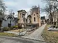 Hrobky u zdi hřbitova