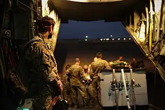 Operátor Speciálních sil AČR sleduje nakládku letounu C-130 v Čadu, cvičení Flintlock 2017